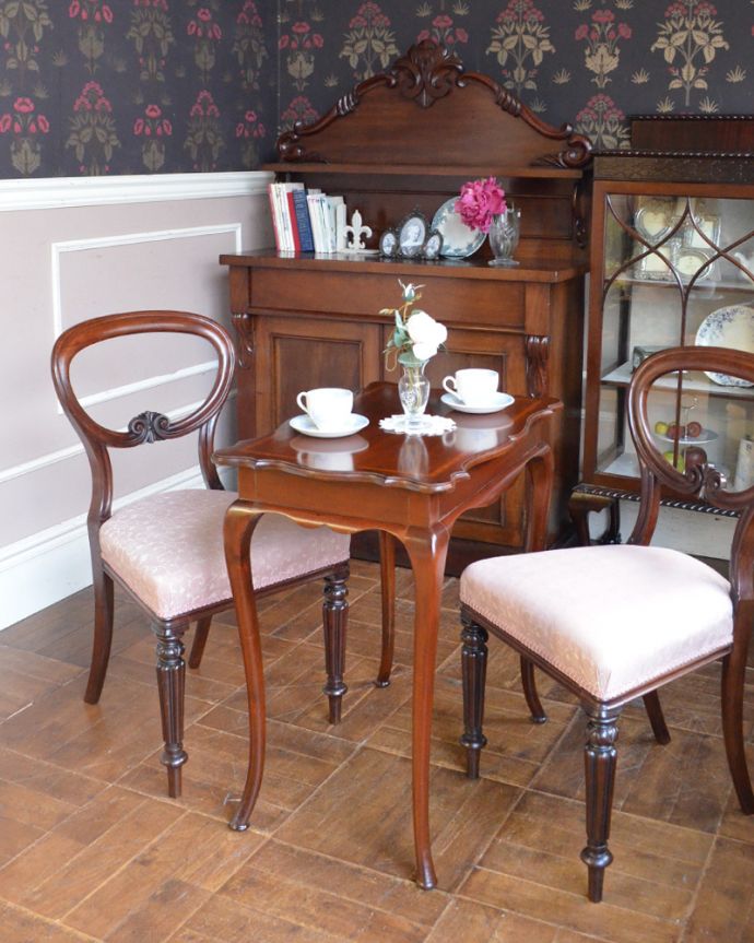 ロイドテーブル　アンティーク家具　象嵌が入ったアンティーク英国家具、クラシックなデザインのティーテーブル。うっとりしちゃう美しいフォルム･･･やっぱり猫脚のテーブルはお部屋を華やかにしてくれるんです。(q-830-f)