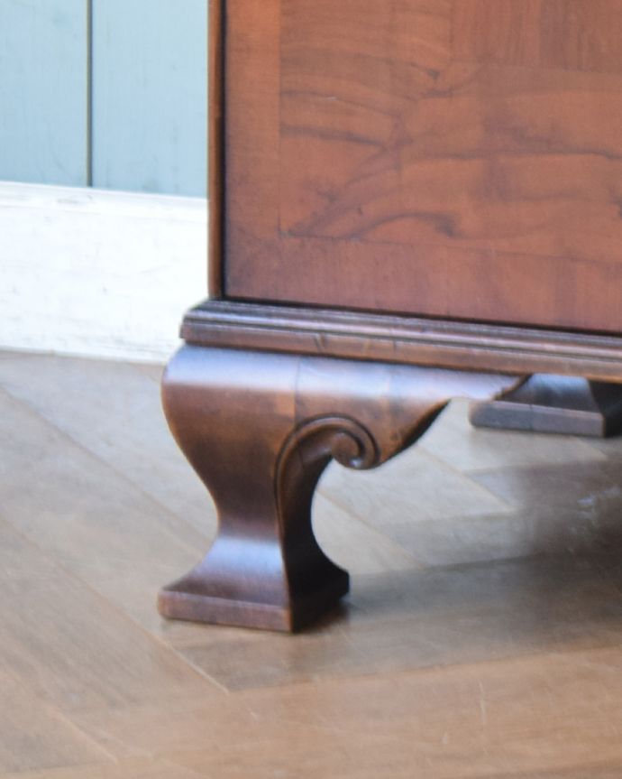 アンティークのキャビネット　アンティーク家具　ウォルナット材のイギリスアンティーク家具、アーチ型になったカップボード。安定感のある脚がしっかり支えます。(q-832-f)