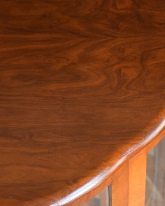 アンティークのキャビネット　アンティーク家具　ゴールドのハートの模様が入ったコンパクとなガラスキャビネット、英国アンティーク家具。ウォルナット材の美しい木目が印象的。(q-835-f)