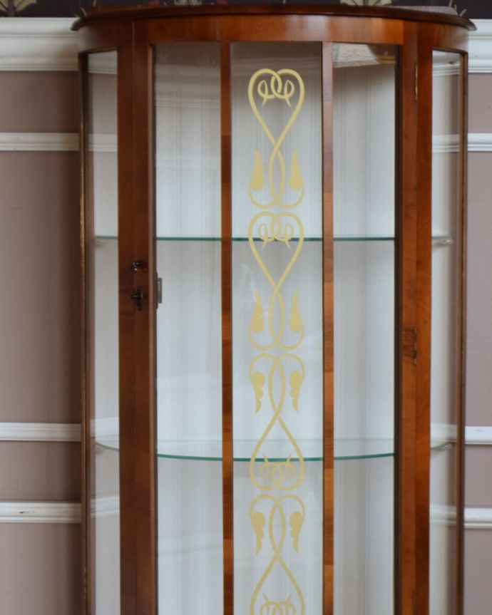 アンティークのキャビネット　アンティーク家具　ゴールドのハートの模様が入ったコンパクとなガラスキャビネット、英国アンティーク家具。上品な装飾のガラスも当時のもの。(q-835-f)