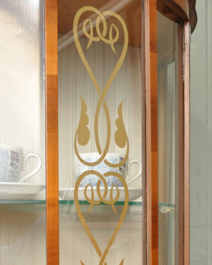 アンティークのキャビネット　アンティーク家具　ゴールドのハートの模様が入ったコンパクとなガラスキャビネット、英国アンティーク家具。ゴールドの高級感溢れる装飾がデザインされています。(q-835-f)