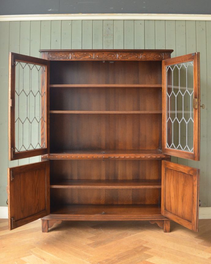 アンティークのキャビネット　アンティーク家具　ステンドグラス扉のブックケース（本棚）、英国のアンティーク家具。食器や写真立て、本やDVDなどなど、たくさん飾ればディスプレイの幅が広がります！棚板はガラス扉内の棚のみ可動します。(q-842-f)