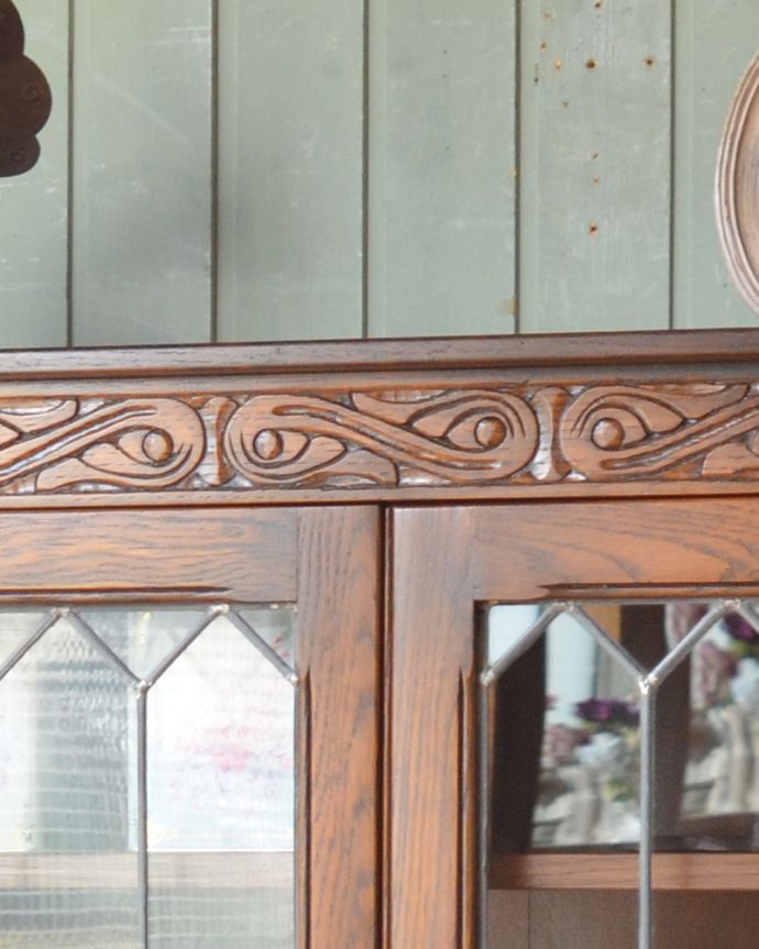 アンティークのキャビネット　アンティーク家具　ステンドグラス扉のブックケース（本棚）、英国のアンティーク家具。トップに丁寧な彫りが入っています。(q-842-f)