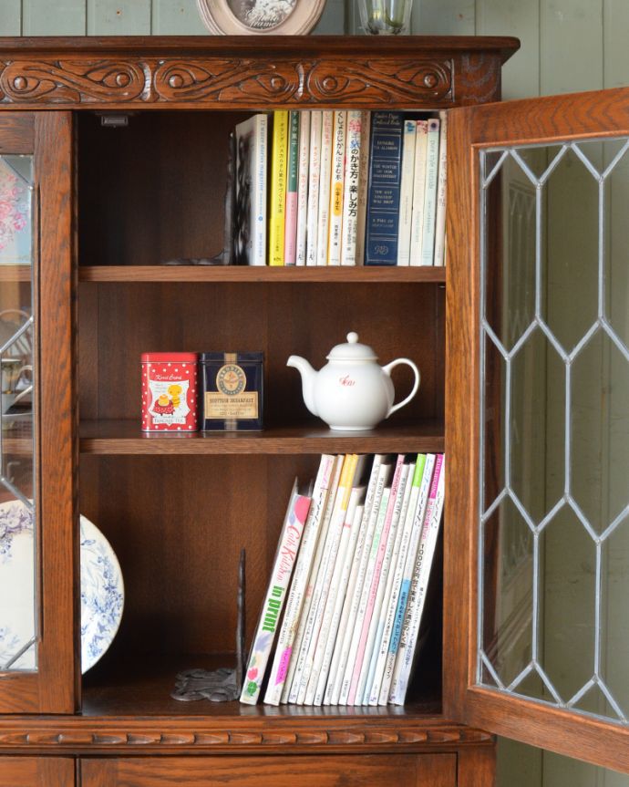 アンティークのキャビネット　アンティーク家具　ステンドグラス扉のブックケース（本棚）、英国のアンティーク家具。扉内はとってもキレイな状態で仕上がっています。(q-842-f)
