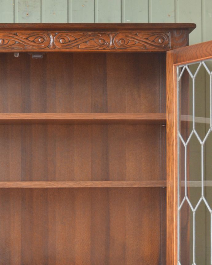 アンティークのキャビネット　アンティーク家具　ステンドグラス扉のブックケース（本棚）、英国のアンティーク家具。扉の中もボディと同じ色に染まっています。(q-842-f)