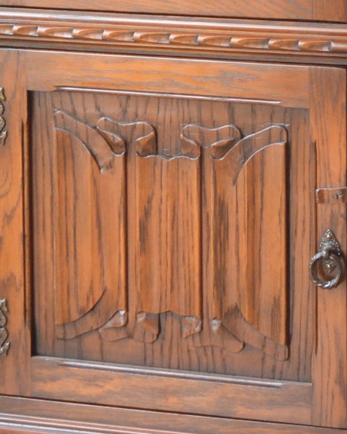 アンティークのキャビネット　アンティーク家具　ステンドグラス扉のブックケース（本棚）、英国のアンティーク家具。リネンフォールドという名の装飾。(q-842-f)