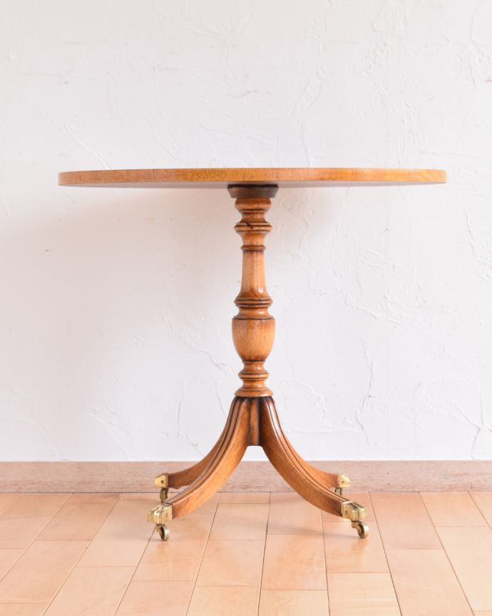 ロイドテーブル　アンティーク家具　ウォルナット材のワインテーブル、エレガントなアンティーク家具。女性らしい可憐なテーブルです。(q-844-f)