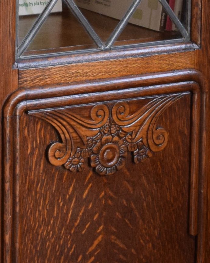 ビューロー　アンティーク家具　英国ならではのアンティーク家具、サイドバイサイド（本棚＆デスク）。扉には、お花の彫りが施されています。(q-845-f)