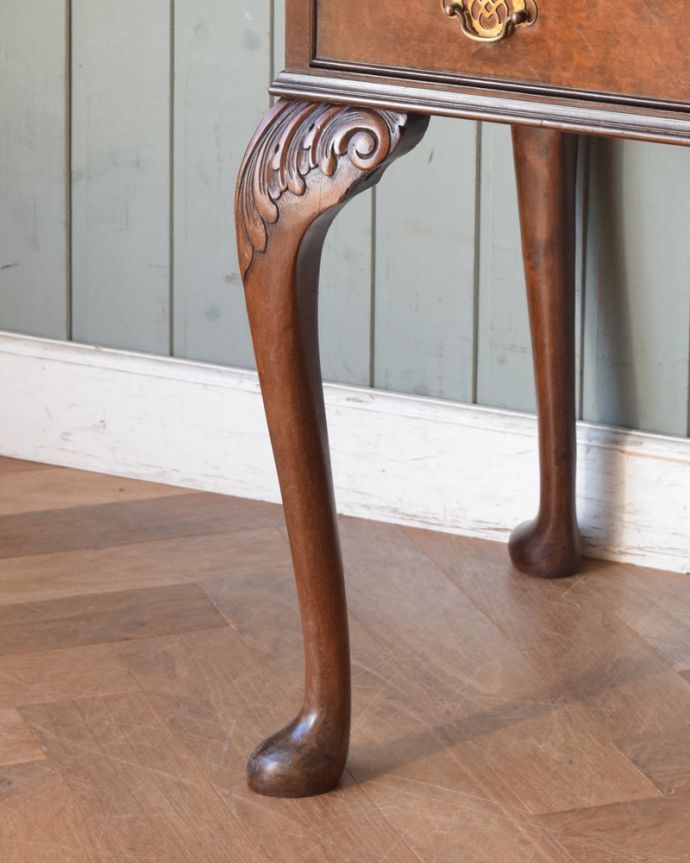 ビューロー　アンティーク家具　英国のアンティーク家具、ウォルナット材の美しいビューロー（デスク）。安定感のある脚がしっかり支えます。(q-846-f)