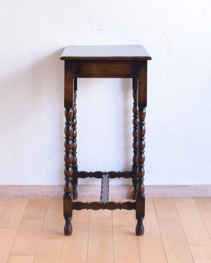 アンティークのテーブル　アンティーク家具　脚のデザインが美しい小さなテーブル、アンティークのオケージョナルテーブル。クルッと回転。(q-847-f)