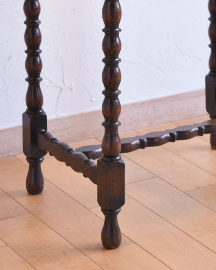 アンティークのテーブル　アンティーク家具　脚のデザインが美しい小さなテーブル、アンティークのオケージョナルテーブル。持ち上げなくても移動できます！Handleのアンティークは、脚の裏にフェルトキーパーをお付けしていますので、床を滑らせてれば移動が簡単です。(q-847-f)