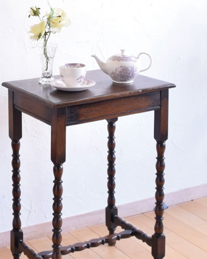 アンティークのテーブル　アンティーク家具　脚のデザインが美しい小さなテーブル、アンティークのオケージョナルテーブル。上品で優雅なアンティーク凛とした雰囲気が漂うアンティークらしい立ち姿のテーブル。(q-847-f)