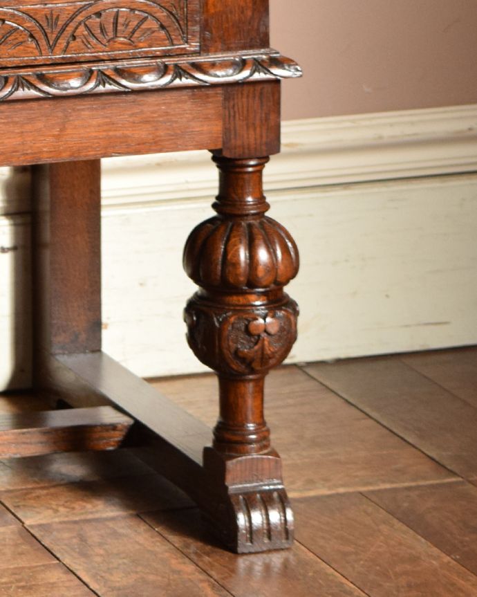 ビューロー　アンティーク家具　装飾たっぷりのライティングビューロー（デスク）、アンティーク英国家具。安定感のある脚がしっかり支えます。(q-849-f)