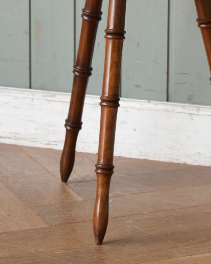 ロイドテーブル　アンティーク家具　アンティークの英国家具、バンブー脚の小さなワインテーブル（ウォルナット材）。美しい三本脚でしっかりテーブルを支えます。(q-850-f)
