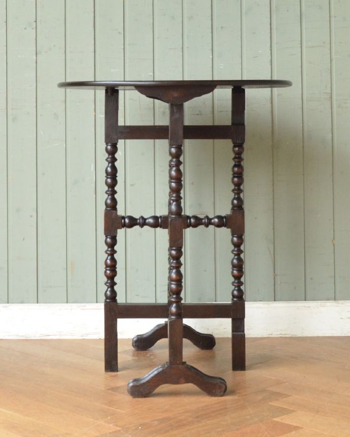 アンティークのテーブル　アンティーク家具　英国輸入の家具、折りたためるアンティークフォールディングテーブル。キレイな状態なので大切に使われていたことが分かります。(q-852-f)