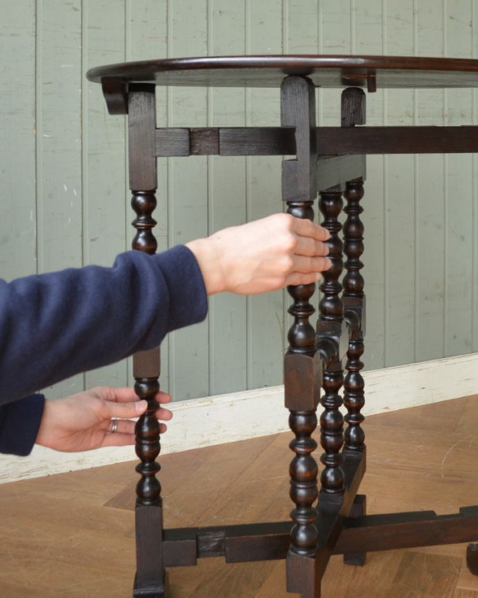 アンティークのテーブル　アンティーク家具　英国輸入の家具、折りたためるアンティークフォールディングテーブル。脚を引っ張り出すだけなので、組み立ても簡単！女性の力で大丈夫です。(q-852-f)