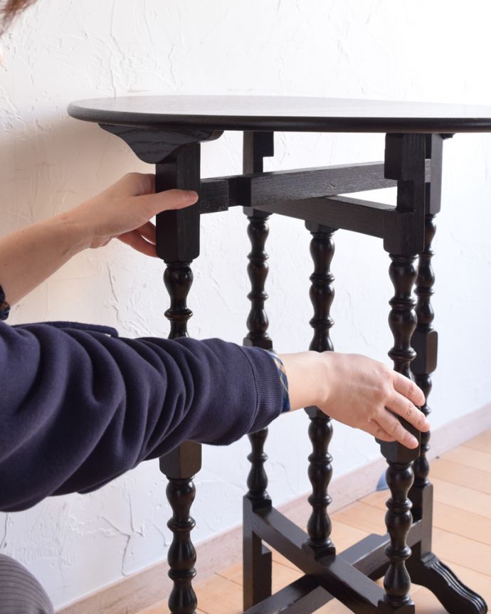 アンティークのテーブル　アンティーク家具　折りたたみできるフォールディングテーブル、イギリスのアンティーク家具。脚を引っ張り出すだけなので、組み立ても簡単！女性の力で大丈夫です。(q-853-f)