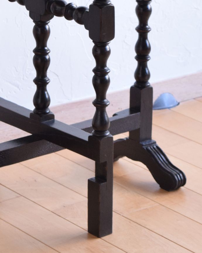 アンティークのテーブル　アンティーク家具　折りたたみできるフォールディングテーブル、イギリスのアンティーク家具。きちんとお直ししていますので、しっかりとした安定感があります。(q-853-f)