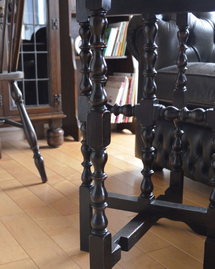 アンティークのテーブル　アンティーク家具　折りたたみできるフォールディングテーブル、イギリスのアンティーク家具。落ち着きのある茶色なので上品です。(q-853-f)