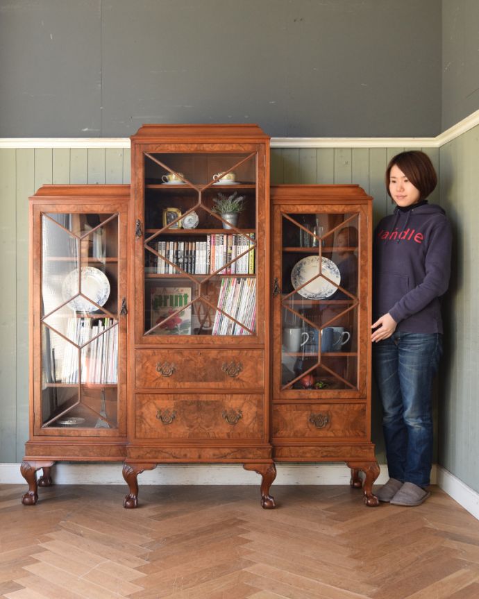 アンティークのキャビネット　アンティーク家具　憧れのシノワズリデザイン、高級な雰囲気漂う英国アンティークのブックケース（ウォルナット材）。本棚としてはもちろん、グラスや食器を並べて飾り棚としても素敵ですよ。(q-855-f)