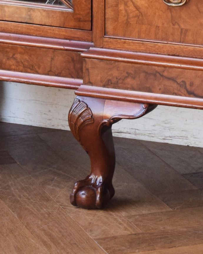 アンティークのキャビネット　アンティーク家具　憧れのシノワズリデザイン、高級な雰囲気漂う英国アンティークのブックケース（ウォルナット材）。彫が入った美しい脚がキャビネットをしっかり支えてくれます。(q-855-f)