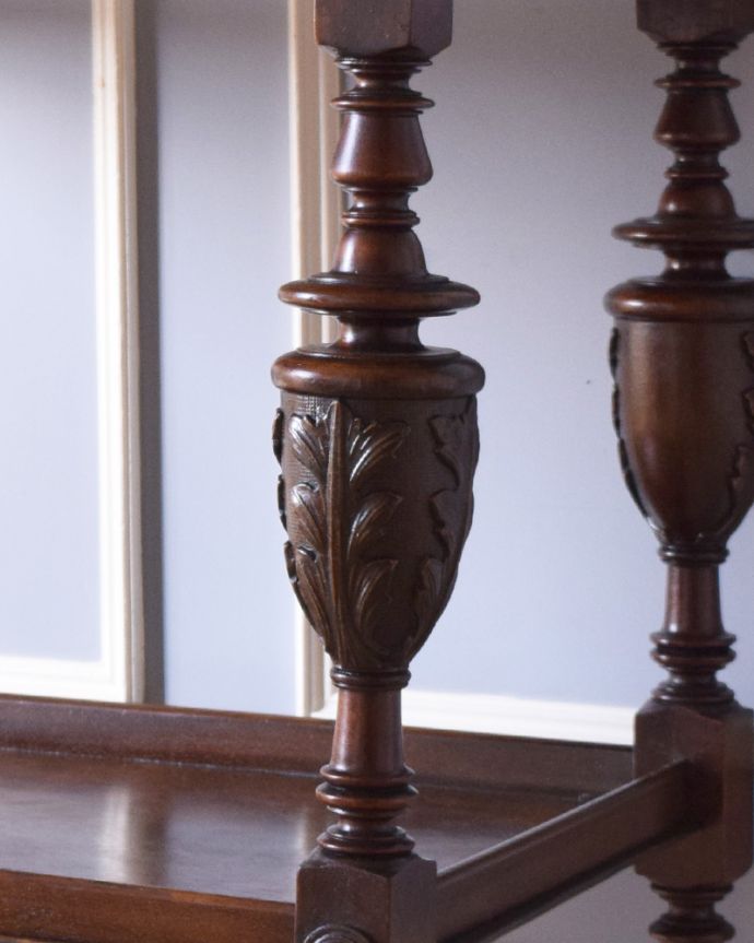アンティークのワゴン・トローリー　アンティーク家具　美しい脚を持つトロリー（ワゴン）、オーク材のアンティーク英国家具。細やかな彫りが刻まれた脚のデザイン。(q-856-f)