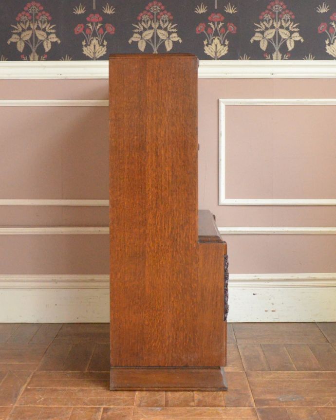 アンティークのキャビネット　アンティーク家具　葡萄の彫まで付いた美しい英国アンティーク家具、フラップ扉のブックケース（ガラスキャビネット）。木製で丈夫です。(q-866-f)