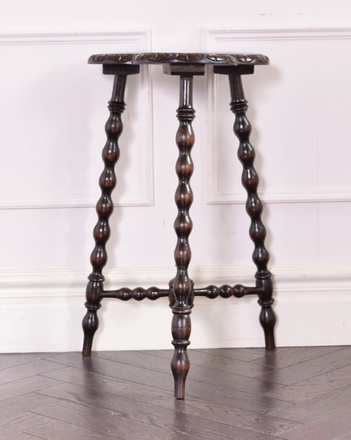 アンティークのテーブル　アンティーク家具　ボビンレッグが美しい英国アンティーク家具、クローバーモチーフのオケージョナルテーブル。クルッと回転。(z-044-f)