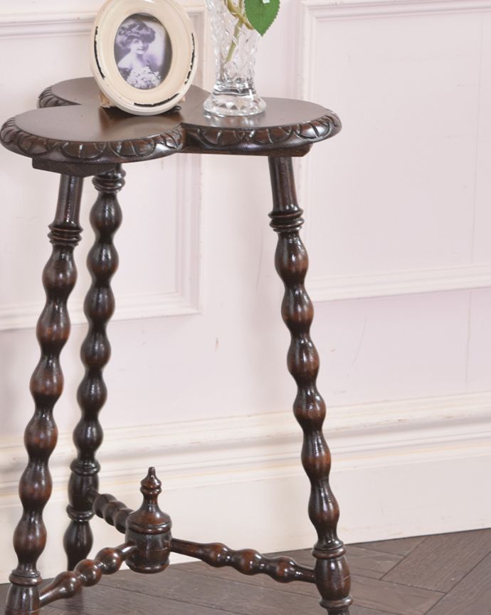 アンティークのテーブル　アンティーク家具　ボビンレッグが美しい英国アンティーク家具、クローバーモチーフのオケージョナルテーブル。上品で優雅なアンティーク凛とした雰囲気が漂うアンティークらしい立ち姿のテーブル。(z-044-f)