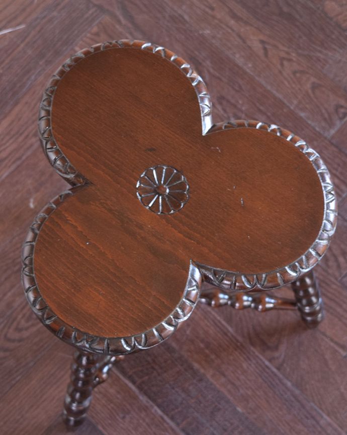 アンティークのテーブル　アンティーク家具　ボビンレッグが美しい英国アンティーク家具、クローバーモチーフのオケージョナルテーブル。キレイに修復しましたやっぱり気になるテーブルの天板。(z-044-f)