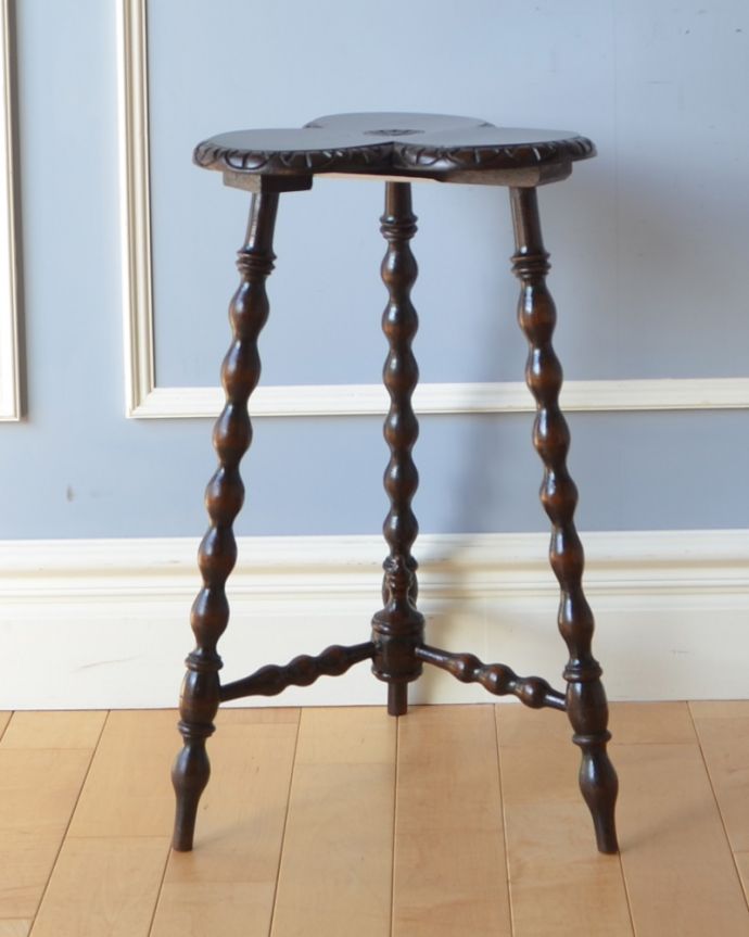 アンティークのテーブル　アンティーク家具　ボビンレッグが美しい英国アンティーク家具、クローバーモチーフのオケージョナルテーブル。どこでも使える便利なオケージョナルテーブル。(q-867-f)