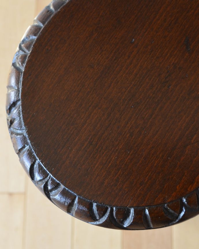 アンティークのテーブル　アンティーク家具　ボビンレッグが美しい英国アンティーク家具、クローバーモチーフのオケージョナルテーブル。縁のカッテイングが美しいデザインです。(q-867-f)