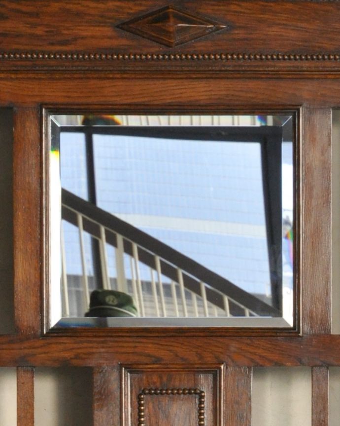 アンティークの玄関収納　アンティーク家具　傘立てとフックが一緒になった機能的な英国アンティーク家具、鏡付きのホールスタンド。鏡があることで、出かける前にサッと身だしなみチェックできるから本当に便利。(q-868-f)