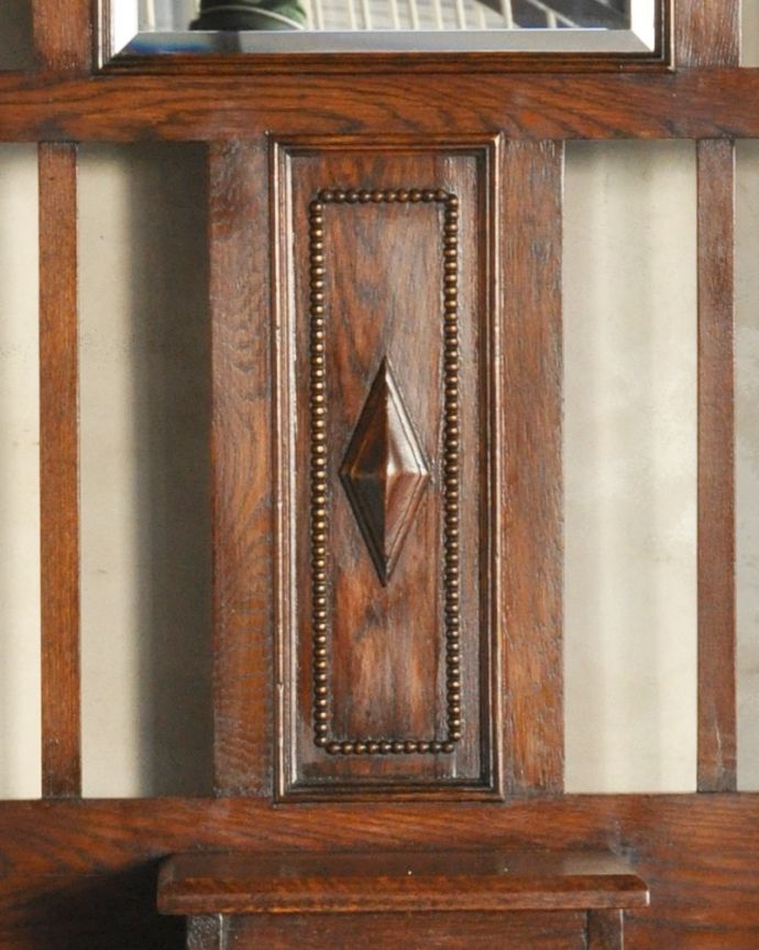 アンティークの玄関収納　アンティーク家具　傘立てとフックが一緒になった機能的な英国アンティーク家具、鏡付きのホールスタンド。カッコイイ装飾さりげなく施された美しい装飾。(q-868-f-1)