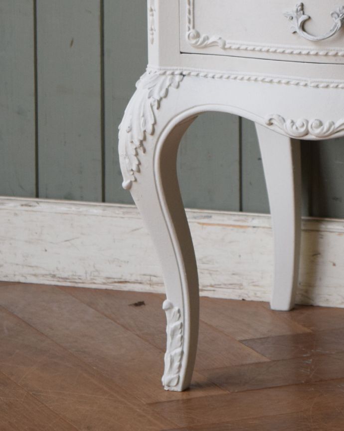 アンティークのチェスト　アンティーク家具　フランスのアンティークペイント家具、可憐なホワイトカラーのベッドサイドチェスト。美しい飾りが入っている脚です。(q-870-f)