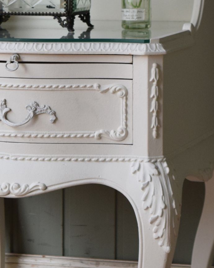 アンティークのチェスト　アンティーク家具　フランスのアンティークペイント家具、可憐なホワイトカラーのベッドサイドチェスト。丁寧な彫りの仕上がりにうっとりしてしまいます。(q-870-f)