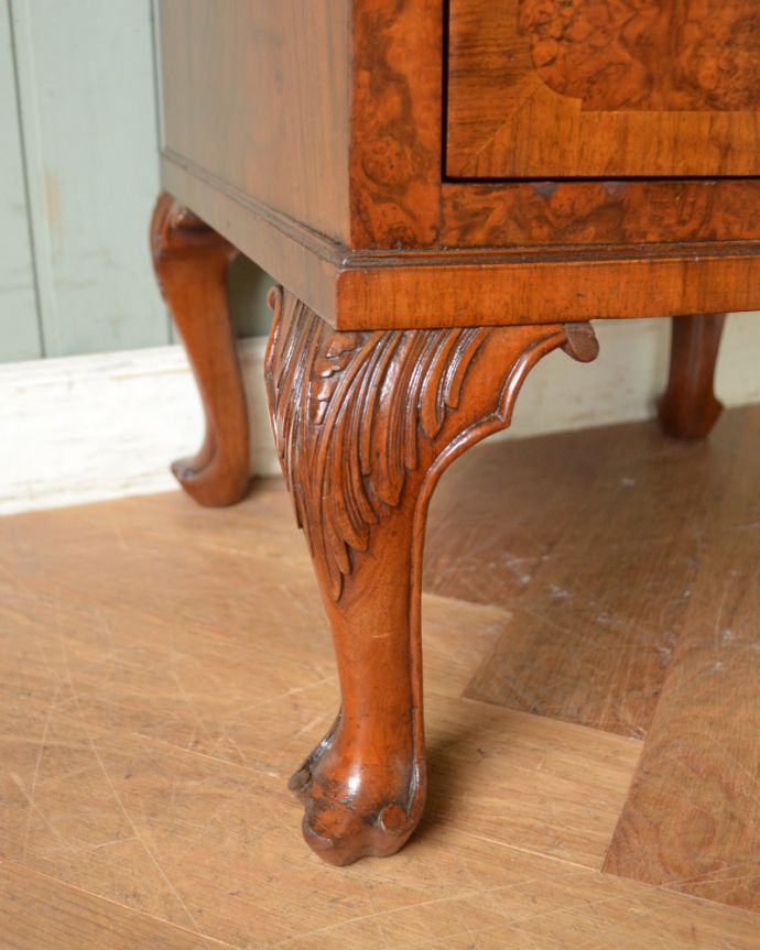 アンティークのキャビネット　アンティーク家具　ウォルナット材で造られたベッドサイドキャビネット、アンティーク英国家具。スラリと伸びた美しい脚。(q-871-f)