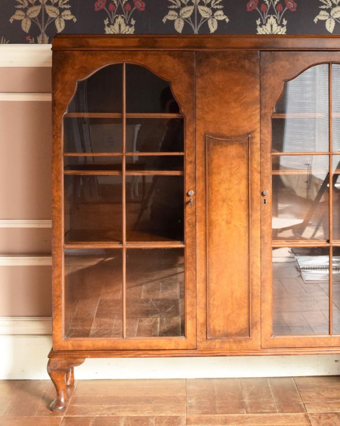 アンティークのキャビネット　アンティーク家具　オシャレなガラス扉のブックケース、英国輸入のアンティーク家具。細い格子模様があると、美しくまとまった感じになります。(q-872-f)