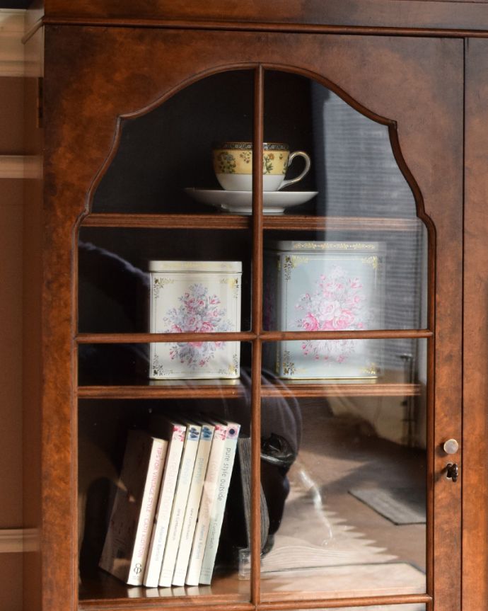アンティークのキャビネット　アンティーク家具　オシャレなガラス扉のブックケース、英国輸入のアンティーク家具。アンティークのガラスがキレイにはめ込んであります。(q-872-f)