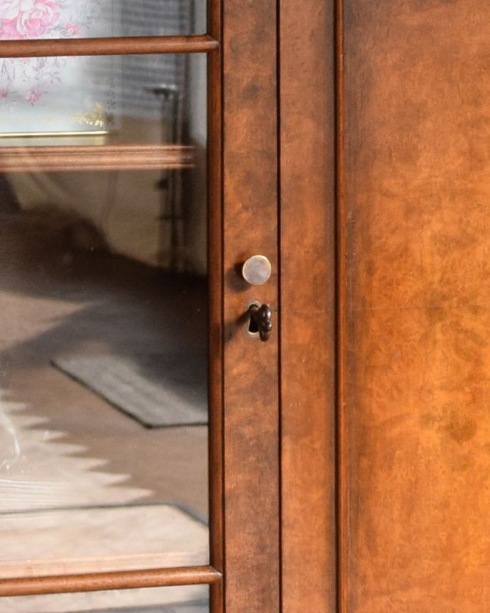 アンティークのキャビネット　アンティーク家具　オシャレなガラス扉のブックケース、英国輸入のアンティーク家具。シンプルな取っ手と鍵穴があります。(q-872-f)
