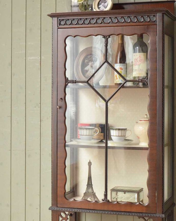 アンティークのキャビネット　アンティーク家具　ガラス扉のディスプレイキャビネット、イギリス入荷のアンティーク家具。木で描かれたガラス扉の模様の美しさにうっとり･･･やっぱりガラス面に描かれたアンティークらしい美しい模様が特長。(q-875-f-1)