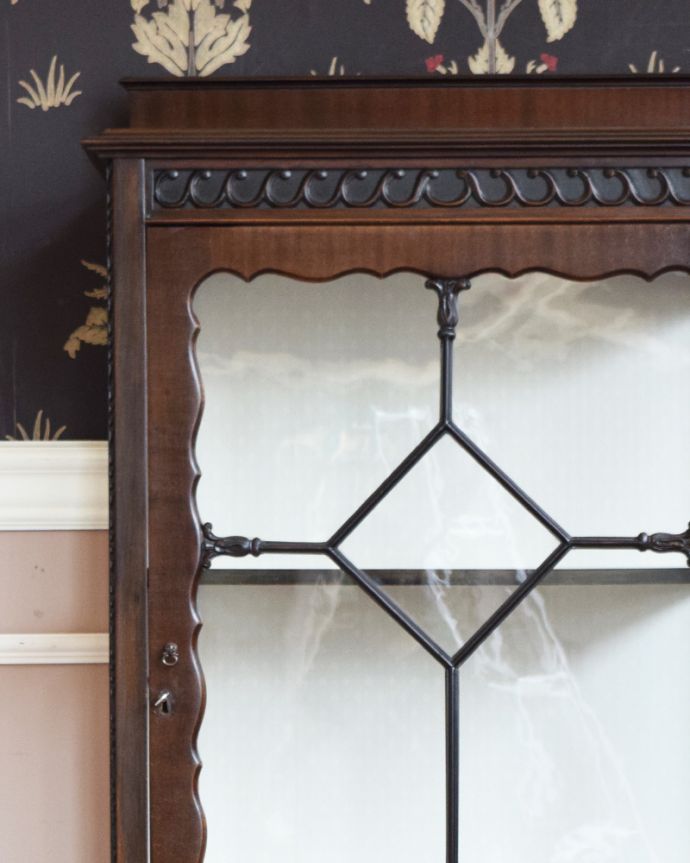 アンティークのキャビネット　アンティーク家具　ガラス扉のディスプレイキャビネット、イギリス入荷のアンティーク家具。木で描かれたガラス扉の模様の美しさにうっとり･･･やっぱりガラス面に描かれたアンティークらしい美しい模様が特長。(q-875-f)