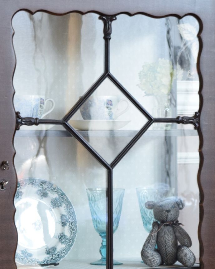 アンティークのキャビネット　アンティーク家具　ガラス扉のディスプレイキャビネット、イギリス入荷のアンティーク家具。木の装飾が上品なアクセントに。(q-875-f-1)