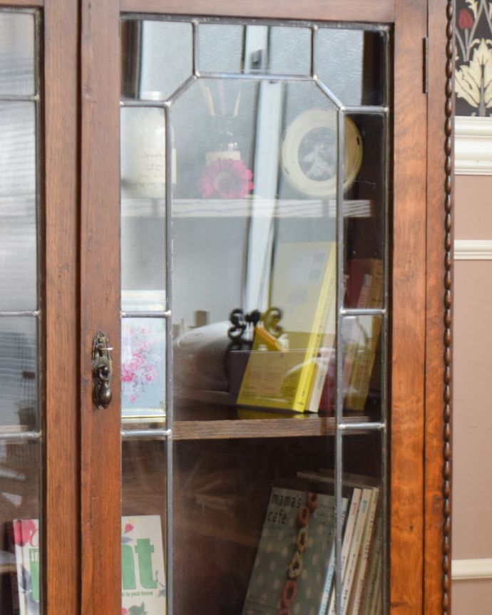 アンティークのキャビネット　アンティーク家具　ステンドグラスをはめ込んだブックケース（本棚）、アンティーク英国家具。ガラスも当時のもの。(q-876-f)
