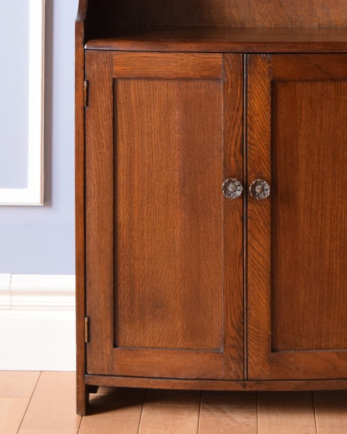 アンティークのキャビネット　アンティーク家具　英国スタイルのブックシェルフ、オシャレなアンティーク家具。扉は、とてもシンプルな仕上がりです。(q-881-f)