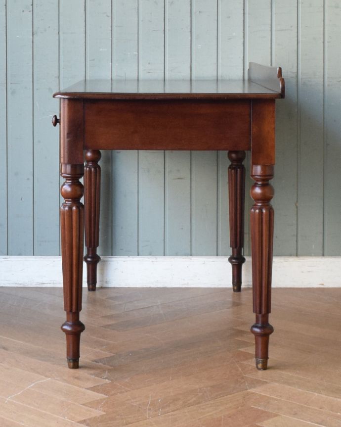 ロイドテーブル　アンティーク家具　学習デスクにも使えるホールテーブル、イギリスのアンティーク家具。サイドも木目が美しいです。(q-883-f)