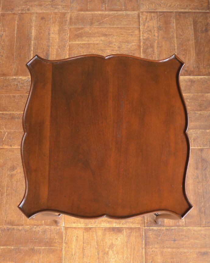 アンティークのテーブル　アンティーク家具　可憐なスタイルのアンティーク　オケージョナルテーブル（マホガニー材）。天板の形を見てみると･･･テーブルの形を上から見ると、こんな感じです。(q-884-f)
