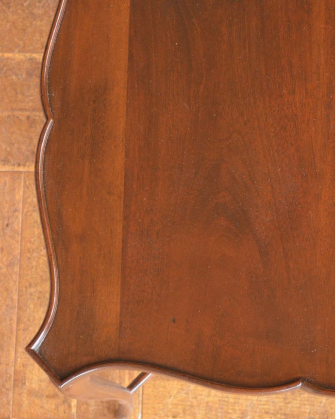 アンティークのテーブル　アンティーク家具　可憐なスタイルのアンティーク　オケージョナルテーブル（マホガニー材）。天板を近づいてみると…アンティークだから手に入れることが出来る天板に使われている銘木の美しさにうっとりです。(q-884-f)