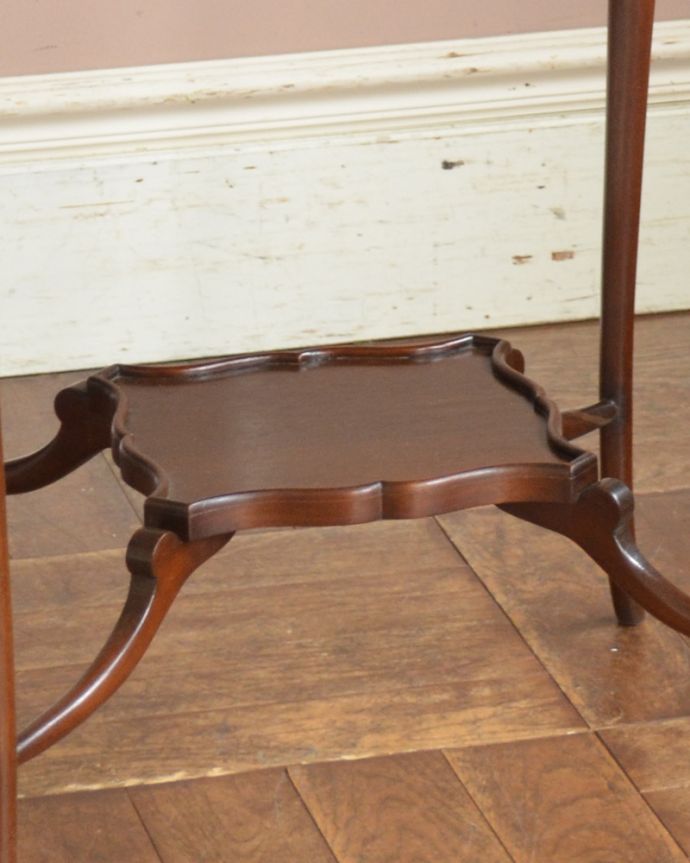 アンティークのテーブル　アンティーク家具　可憐なスタイルのアンティーク　オケージョナルテーブル（マホガニー材）。下にはちょっとした物置があります。(q-884-f)