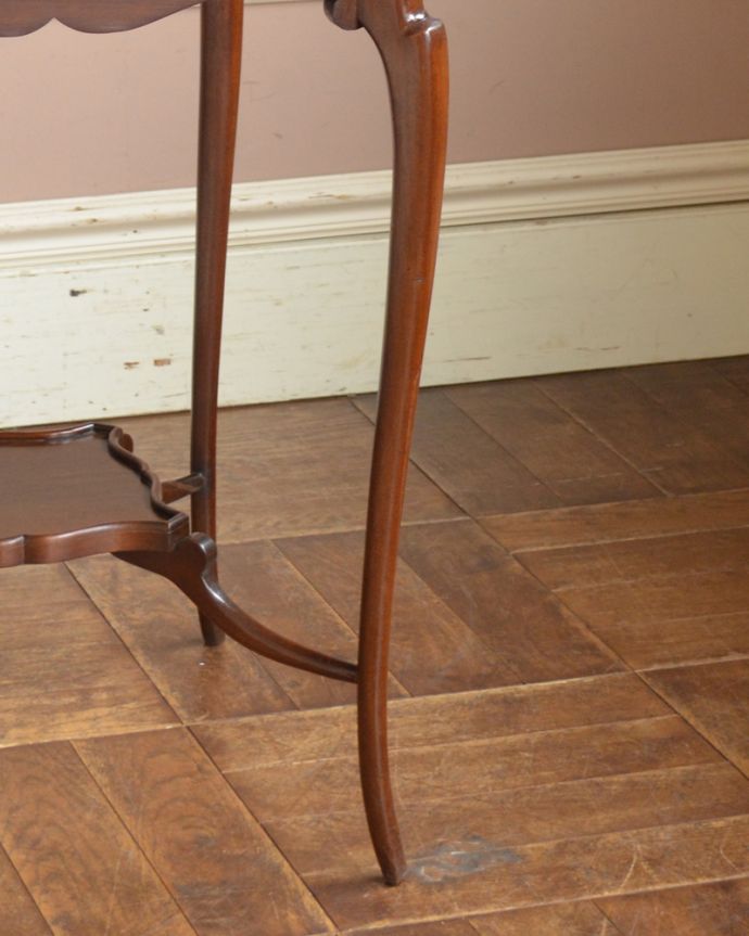 アンティークのテーブル　アンティーク家具　可憐なスタイルのアンティーク　オケージョナルテーブル（マホガニー材）。持ち上げなくても移動できます！Handleのアンティークは、脚の裏にフェルトキーパーをお付けしていますので、床を滑らせてれば移動が簡単です。(q-884-f)